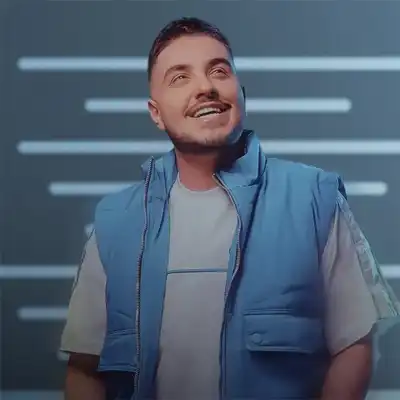 بیوگرافی و عکس آرون افشار